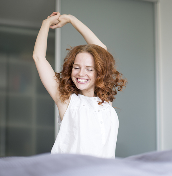 Woman waking feeling rested thanks to combined therapy for sleep apnea